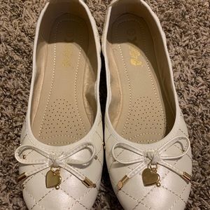 Women Cream Heart Flats size 9